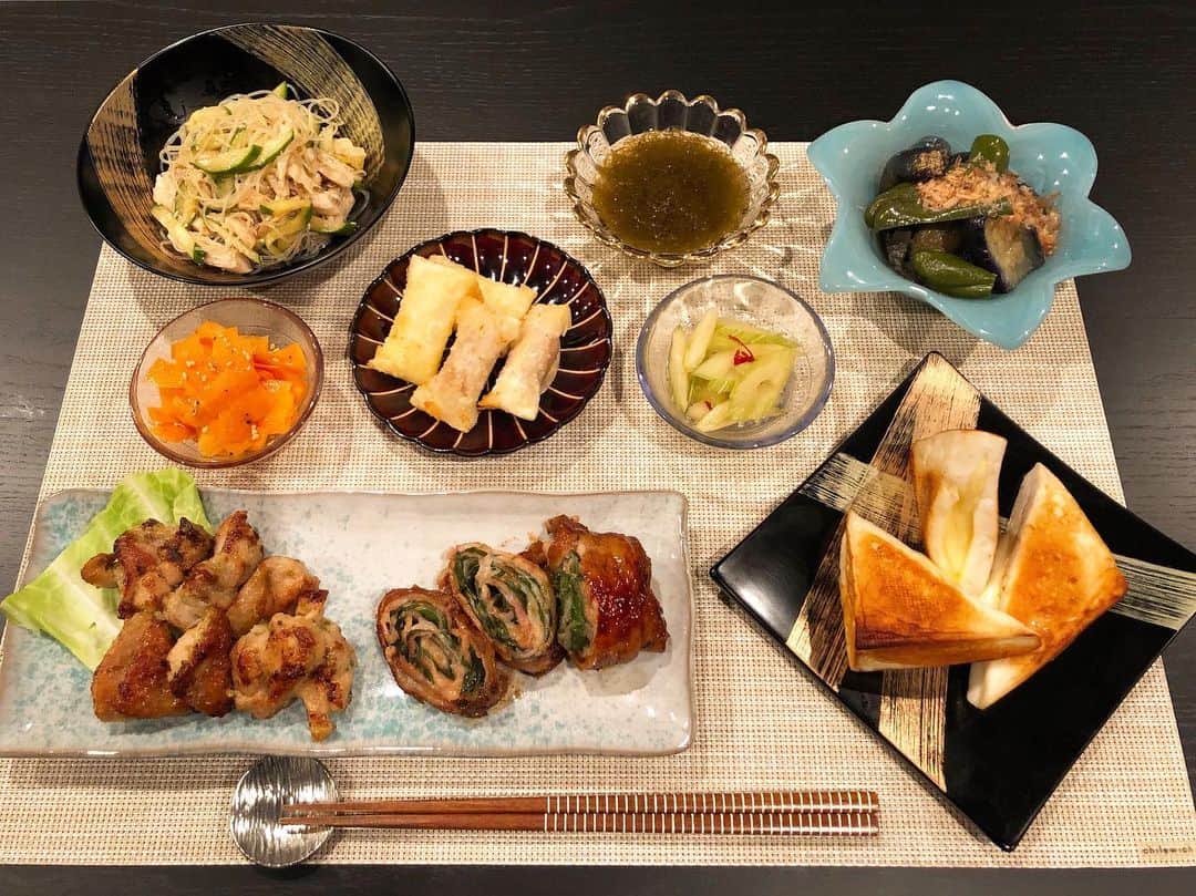 黒田麻理耶さんのインスタグラム写真 - (黒田麻理耶Instagram)「. 久々の#おうちごはん 投稿👩‍🍳 . 約1ヶ月ほど料理をしなくなりそうなので、 冷蔵庫にある物を使っての食卓🥒🍆🧀🥩 . ブルーの涼しげな器は @hiromi_kageyama からいただいた物☺️ . #手料理  #料理  #食卓  #cooking #まりやごはん  #和食  #手作り #大葉入り豚バラ肉ロール #鶏肉の柚子胡椒焼き  #人参のマリネ #ささみときゅうりの春雨サラダ #2種のチーズフライ #もずく酢  #セロリの浅漬け #ナスとピーマンの揚げ浸し #はんぺんチーズ焼き」7月21日 19時30分 - mariya_kuroda