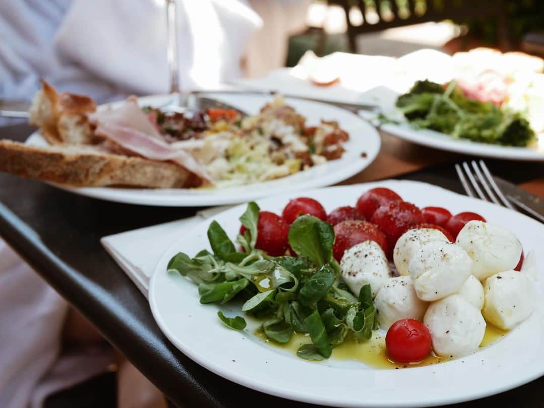 仲村美香さんのインスタグラム写真 - (仲村美香Instagram)「イタリアにはテルメがいっぱいあるので 他の場所も気になる…💕 プールは温水なので冷たくなくていいんだー🤣✨ 一日中ゴロゴロできる。 人をダメにする場所です。笑 ・ ・ ・ ランチビュッフェも美味しいよー♡ 食べ過ぎてお腹出てるけど🐽笑 モッツァレラとトマトが美味しくて いっぱい食べた🍅🧀 イタリアのトマト甘くて美味しい♡♡♡ （ワインも飲み放題です🤫） 2人でずっと飲んでた🤫笑 ・ ・ ・ ・ #qctermeroma#terme#qcterme#テルメ#テルマエロマエ#ローマ#roma#イタリア#italy#🇮🇹#swimwear#水着ビキニ#プール#pool」7月21日 19時24分 - mikapu0519