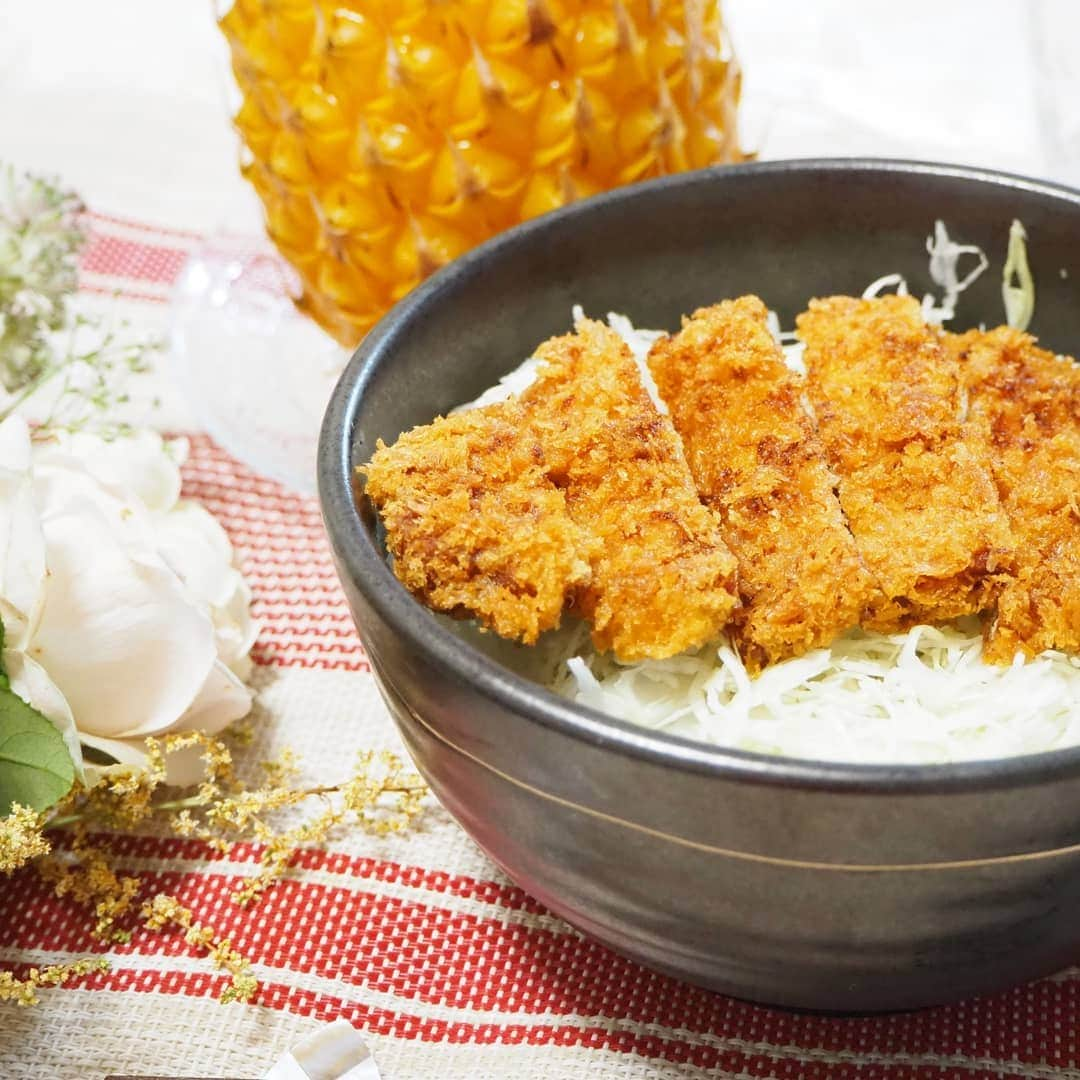 Kuboi Ayumiさんのインスタグラム写真 - (Kuboi AyumiInstagram)「スナックパインをちぎって食べながら、娘と一緒にカツ丼作り☆  衣作りと衣をつけるのは娘の役目。 エプロンをつけて、一生懸命お手伝いしてくれました。  最近は温度や湿度の差が激しいので、夏バテしないよう、パワーが出るものを作って食べるようにしています。  今回は、シュガーレディ（@sugarlady_official）のスナックパインとシュガーミートを使いました。  とんかつは冷たい油からゆっくり揚げ、そのあとに高温の油で一気に２度揚げすることでサクッとした衣になりますよ。  旨みもあって、脂までおいしい「奇跡のブランド豚 シュガーポーク」を使ったのですが、おいしくて、食べた瞬間に「これ、みーちゃんが作ったからおいしいんだからね！」という長女。  スナックパインは、甘みと酸味のバランスがよく、娘たちとちぎるのが楽しかったです。おしりの部分を包丁で少し落として、そこからちぎって食べるとうまく食べられますよ。  ちなみに余ったパインはおうちでふわふわかき氷を作る時用にシロップにしてみました。  化学的合成添加物不使用のお惣菜や調味料が揃っているsugarlady（シュガーレディ）の商品を冷凍庫に揃えておけば、娘たちが急におなかすいた攻撃にも耐えられます（笑）  安心安全な食材ばかりなので家族の健康を預かるママにとって シュガーレディは欠かせません。  #簡単レシピ #kurashiru #テーブルコーディネート #料理好きな人と繋がりたい #シュガーレディTABLE #sugarlady #ホームパーティ #pr #シュガーレディ #安心安全 #冷凍食品 #料理 #cooking #おうちごはん #おうちカフェ #肉スタグラム #肉好きな人と繋がりたい #グルメな人と繋がりたい」7月21日 19時24分 - himekagami