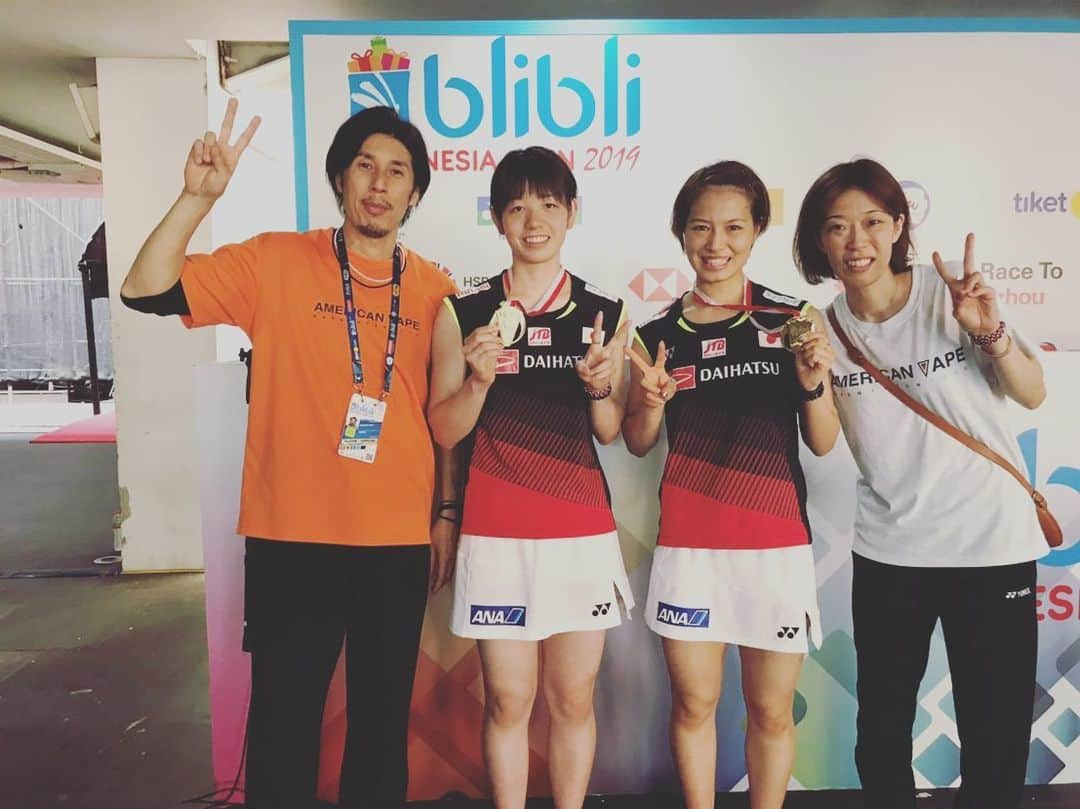 末綱聡子さんのインスタグラム写真 - (末綱聡子Instagram)「インドネシアOP🏸 フクヒロ優勝＆2連覇😊🥇🥇🏆🏆 苦しい場面も強い気持ちで乗り越えた結果👍 沢山の応援・サポートに感謝して、来週のジャパンオープンでもう一度…🏸👍 #アメリカンベイプ岐阜 #アメリカンベイプバドミントン #フクヒロ #今井監督 #地元🇮🇩のファンの方々 #応援ありがとう #ラウンジでのオフショット #リラックスタイム  #選手に感謝 #学ぶ事ばかり  #来週も頑張る💪」7月21日 19時25分 - s.suesatoco