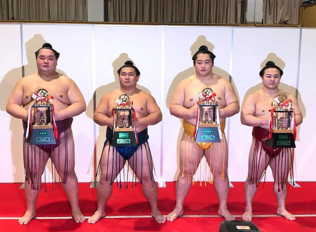 日本相撲協会さんのインスタグラム写真 - (日本相撲協会Instagram)「優勝した鶴竜と、時津風一門の関取衆で記念撮影✨  三賞受賞の友風、照強、遠藤、炎鵬もトロフィーを持って記念撮影。  #sumo #相撲 #大相撲 #名古屋 #nagoya #夏 #summer #日本 #japan #V6」7月21日 19時34分 - sumokyokai