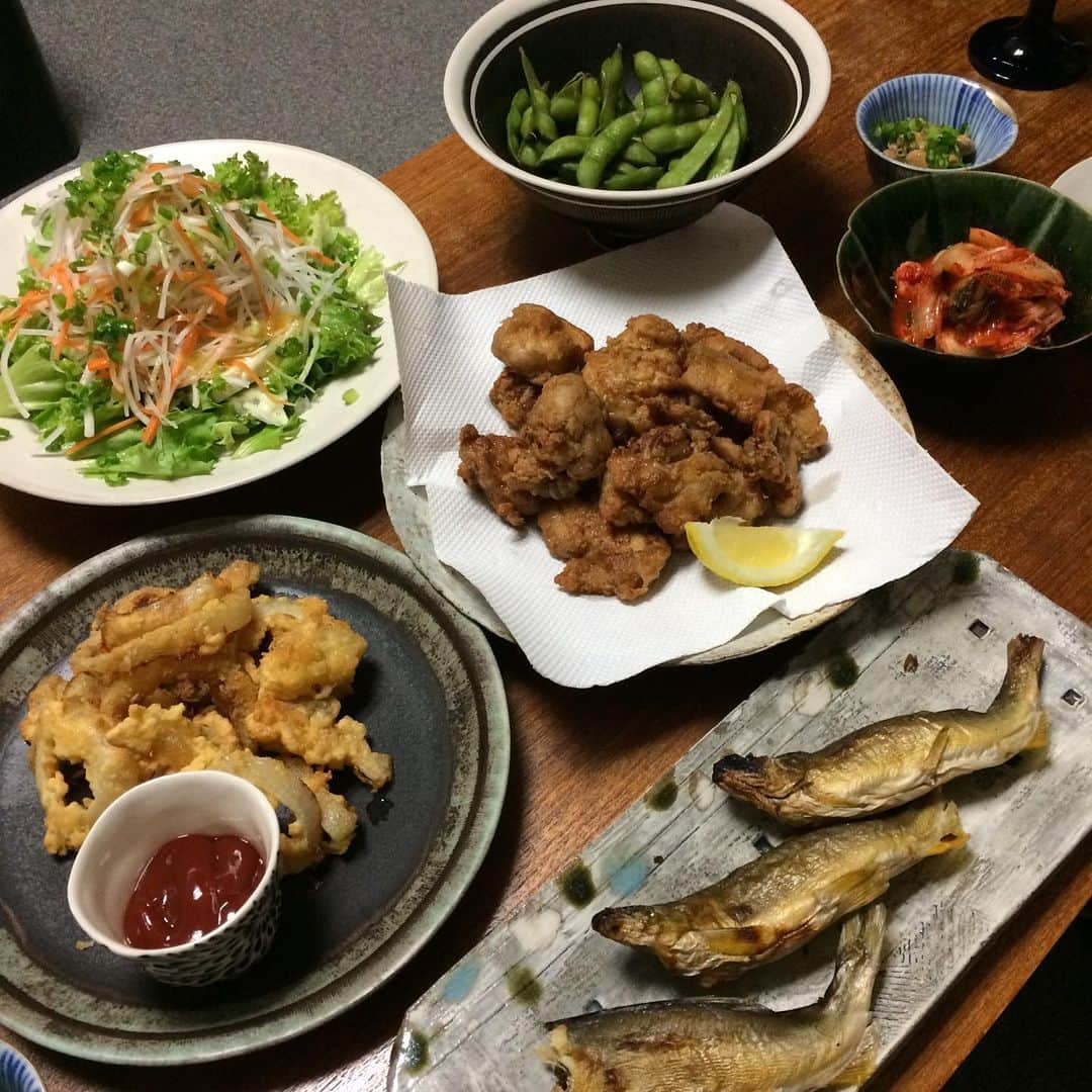 金剛地武志のインスタグラム：「引き続きおうち居酒屋。那珂川の鮎とか。唐揚げとか唐揚げとか。」