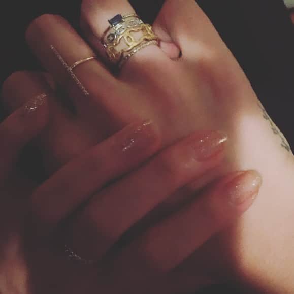 のインスタグラム：「未来にきちんと 自分で夢を置こう💫  と思って 数年前に買った ダイヤの指輪。  途中で ひん曲がっちゃってw 1年くらい放置→→ お直しに出して無事に 中指に💍戻ってきた✨  #指輪 と #夢 と #タイミング 💫」