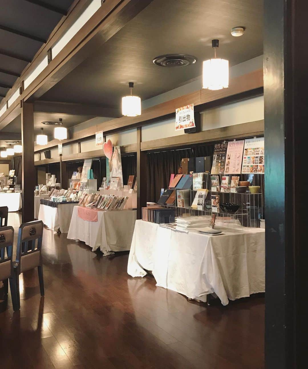 小林樓《新潟県見附市：結婚式場》さんのインスタグラム写真 - (小林樓《新潟県見附市：結婚式場》Instagram)「本日は小林樓 秋のブライダル展示会を開催いたしました♡  お二人はもちろん、ご両親様も一緒にお料理や引出物、写真や映像などご検討いただくブライダル展示会！  商品をお決めいただくだけでなく、会場やスタッフの雰囲気も感じていただけるイベントです。私たちも、沢山お話をさせていただき、皆様から元気をいただきました！  素敵なご結婚式になりますよう、精一杯お手伝いをさせていただきますので、今後ともよろしくお願い致します。 暑い中お越しくださいました新郎新婦様、ご家族の皆様  本当にありがとうございました(^^)/ #小林樓#結婚式#wedding#ウェディング#和モダン#結婚式レポ#大人女子#大人可愛い#大人婚#可愛い#日本庭園#JapaneseGarden#和婚#白無垢#色打掛#新潟県#新潟#見附市#見附#中越#和婚をもっと盛り上げたい#新潟プレ花嫁#新潟卒花嫁#新潟花嫁#新潟プレ花嫁#プレ花嫁#卒花嫁#marry花嫁#小林楼#新潟花嫁#思わず写真を撮りたくなる結婚式」7月21日 19時41分 - kobayashirowedding