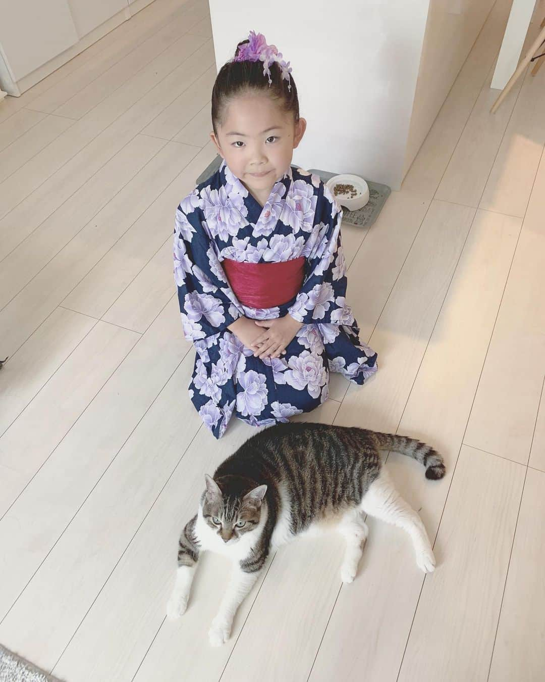 korokoronyaさんのインスタグラム写真 - (korokoronyaInstagram)「✶*∗ 21 Jul, 2019  Today’s 🐱👧🏻 * 本日のふたりでこんばんは🐱👧🏻 今日は児童館でお祭りで 私も子供会からとして かき氷屋🍧のお手伝い。 忙しいのに〜 #浴衣 着たいってうるさくて 出る前に急いで着せました…😅 そしたら来る子たち誰一人として 浴衣なんて着てる子いなくて ひとりだけ超やる気満々 みたいな子になってた😂 せっかくの夏なのにね、 毎日こんなあいにくな天気で なかなかお祭り気分になれないよね⤵️ だから逆に浴衣を着て盛り上げる⤴️ ってのはいいことかもね😊 親は大変ですけど、子供にとって 素敵な夏休みになりますように。 * #まめとちびまめ」7月21日 19時42分 - korokoronya