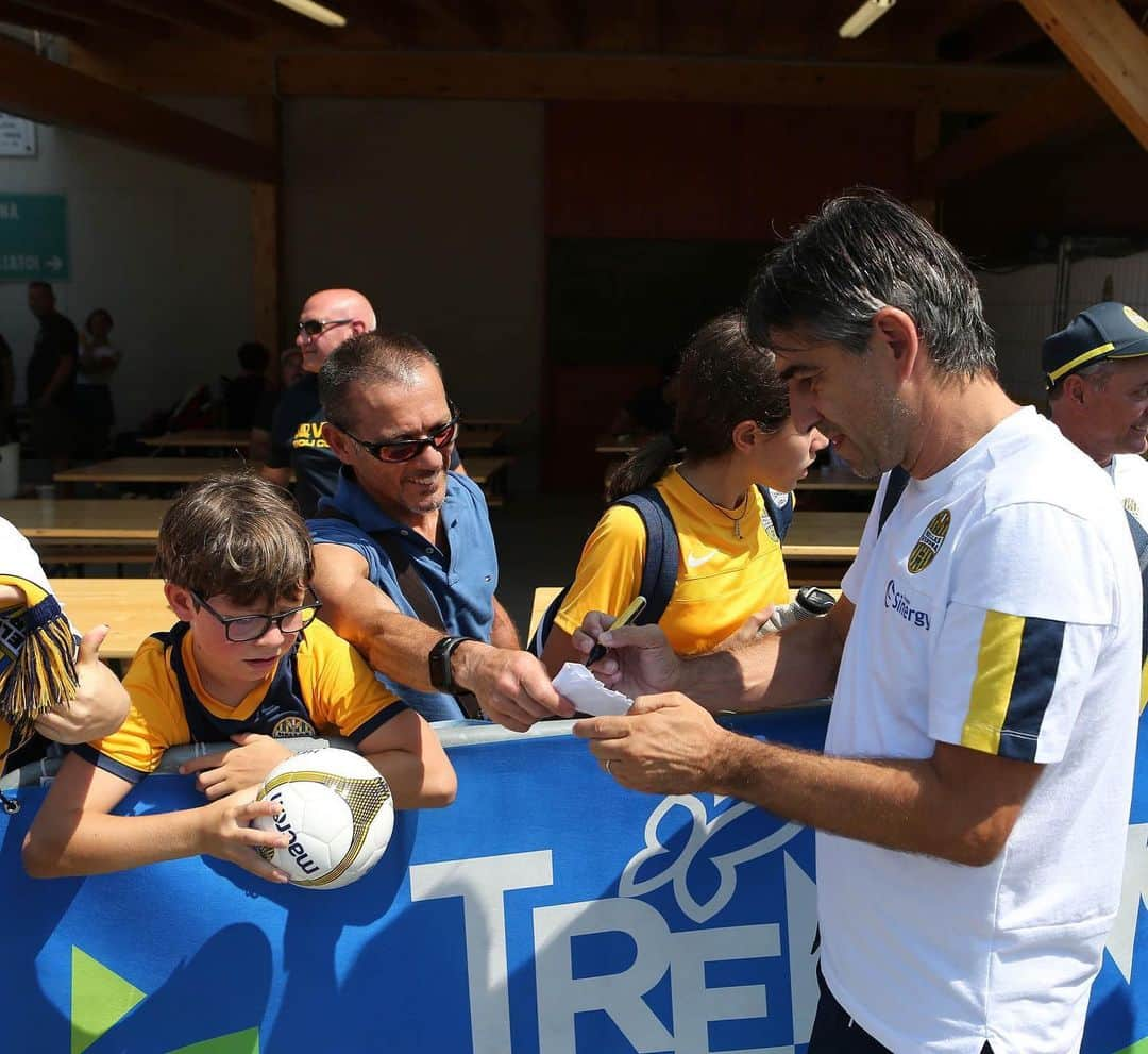 エラス・ヴェローナFCさんのインスタグラム写真 - (エラス・ヴェローナFCInstagram)「🚌 Si torna a Verona dopo un ritiro indimenticabile: grazie a chi è venuto a trovarci, a chi lo ha reso possibile e GRAZIE PRIMIERO! 💛💙 #Primiero2019 #TIfiAMOHELLAS」7月21日 19時45分 - hellasveronafc