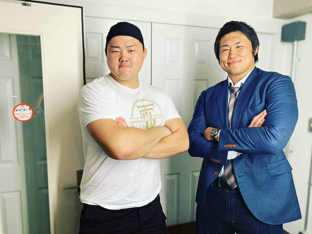 真壁伸弥さんのインスタグラム写真 - (真壁伸弥Instagram)「楽しくラジオやってます。 皆さんアプリをダウンロードして、是非聞いてください😇  #収録 #海賊ラジオ #毎週金曜日放送  毎回沢山の質問の投稿ありがとうございます！ まだまだお待ちしてます😇  #ネットラジオ #ジャンボ #ノーサイドゲーム」7月21日 19時56分 - makaberian5