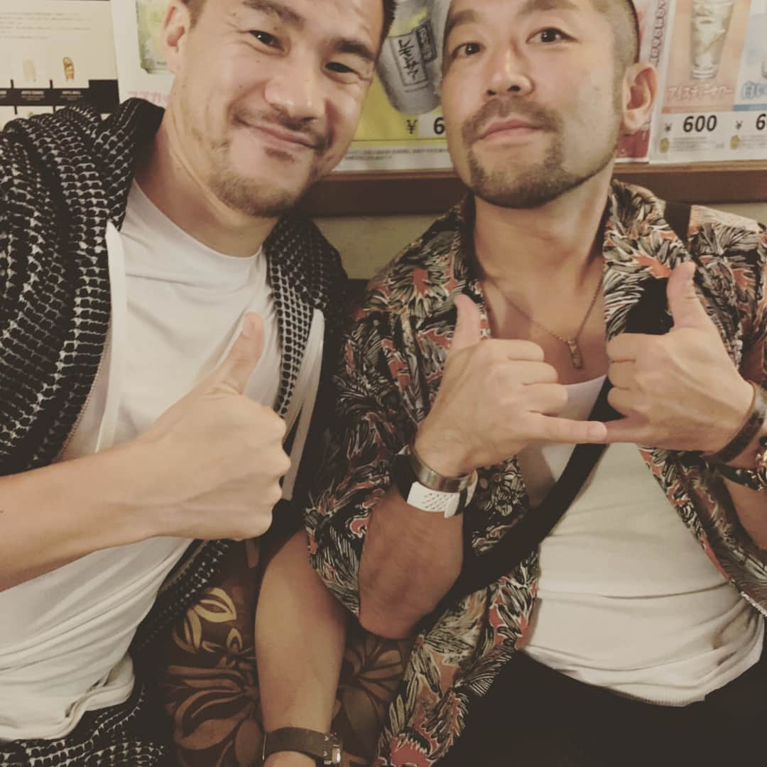 岡崎慎司さんのインスタグラム写真 - (岡崎慎司Instagram)「ケツメイシのライブ in 沖縄 先日やっとケツメイシさんのライブを見に行けました。 ケツメイシのメンバーは当然かっこよかったけど、スタッフやダンサーやファンが作り上げるライブは鳥肌が立つぐらい感動と興奮でした。この２人にはいつもお世話になってます。🙏🙏😊 #トモダチ#覚悟はいいか#飲みニケーション#好きな曲盛りだくさん#沖縄も満喫#最高のOFF💯#りょうさんりょうじさんと写真撮れず🤲」7月21日 20時20分 - shinjiokazaki_official