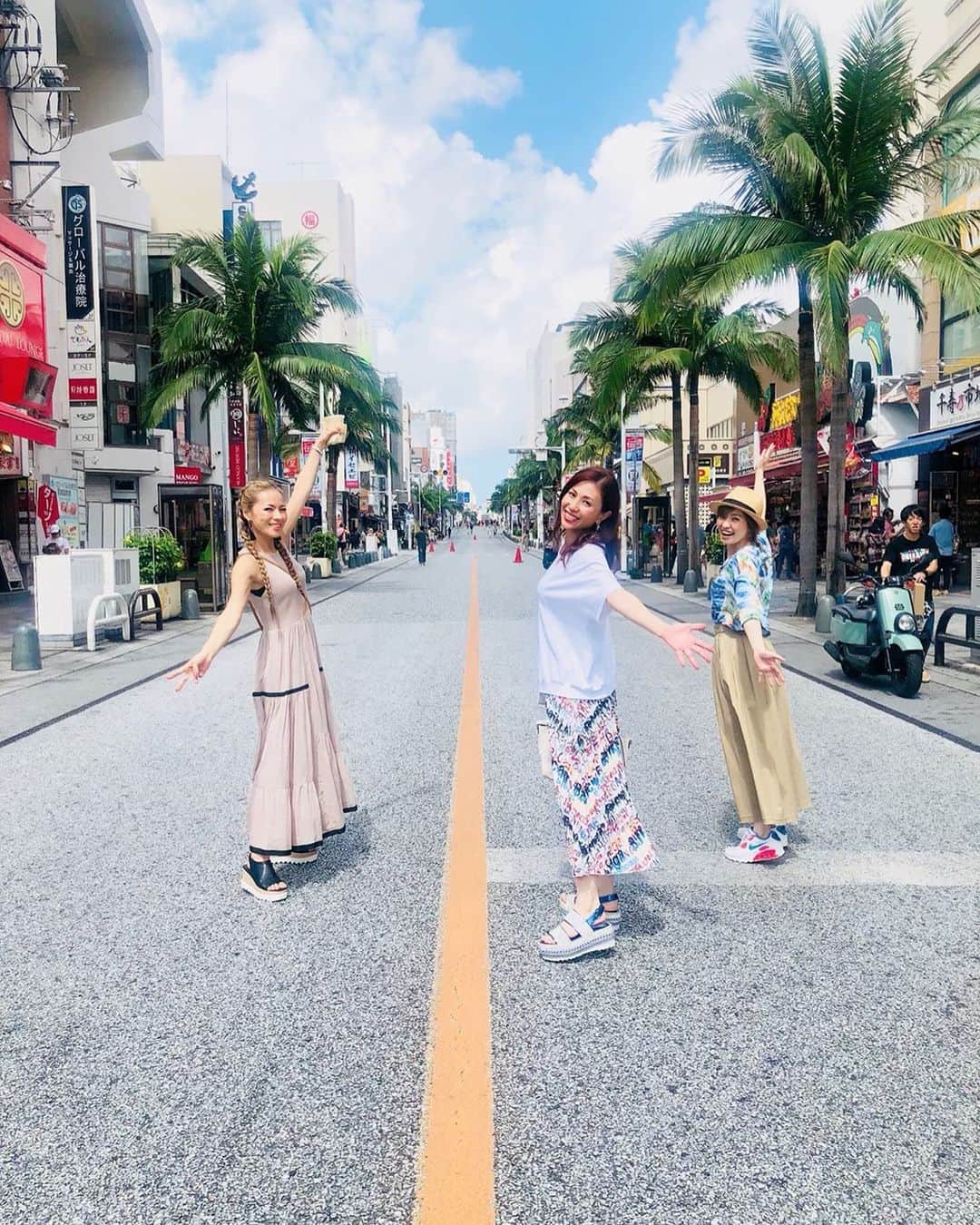 のインスタグラム：「沖縄はごきげん♡ #MAX#NANA#MINA#LINA #rideonboat#radio #businesstrip #talk#okinawa #国際通り」