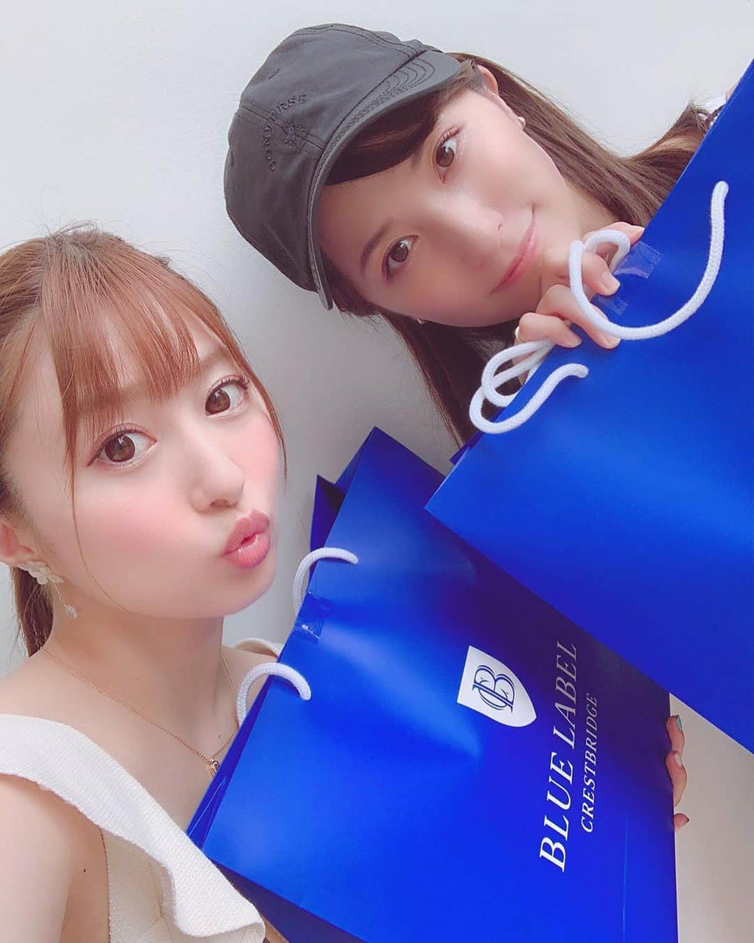 成瀬心美さんのインスタグラム写真 - (成瀬心美Instagram)「🛍 . . 2人の大好きなお店で お揃いのTシャツゲット😘 . . 近々着る予定なので またお見せしますね✨ . . なんと今日は カバンもお揃い❤️ . ずっと欲しかったカゴバック 安くなってたんだぁぁ！！ . . one-piece ⇨ @jillstuart.jp  bag ⇨ @bananarepublic_jp . #shopping #bluelabel #bag #tshirt #jillstuart #bananarepublic #onepiece #happy #instapic #instagram #instagram #followｍe」7月21日 19時51分 - coco3ndazo