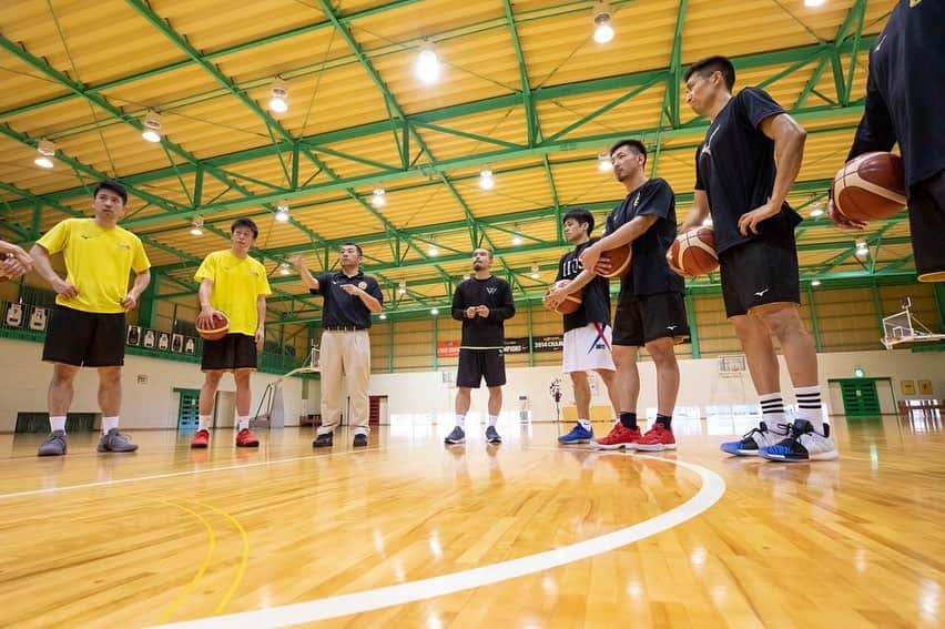青木康平のインスタグラム：「アメリカ🇺🇸から帰国してすぐに仙台に入り、仙台89ers @sendai89ers_official の練習を指導させてもらいました！ 昨年に続いて2回目ですが、アメリカで桶さん @oketanidai からハードルを上げられていたのでプレッシャーはありましたが💦 練習内容は桶さんのリクエストから、自分が伝えたい事をやらせてもらいました。 シーズン前もあり選手達のポジティブなエネルギーは素晴らしいものがありました。 新たに加入した選手達も凄く貪欲に取り組んでいて、アドバイスし甲斐がありました。 この様な機会を与えてくれた仙台89ers、デイビッド @davidhalton 桶さん、志村GM @takenoko0214 に感謝です🙇 また仙台に行けば、西條さん、佐々木さん、吉本先生などいつも気にかけていただき、楽しい時間も一緒に過ごさせてもらいました🙇 本当にありがとうございます🙇 今回は桶さんとも沢山話が出来て充実した日々でした。 仙台はいい場所、いいチーム、いい人達に囲まれていると改めて感じました！ 今回も楽しかったです！ ありがとうございました！ #仙台89ers#山形蕎麦太すぎ#メモ#」