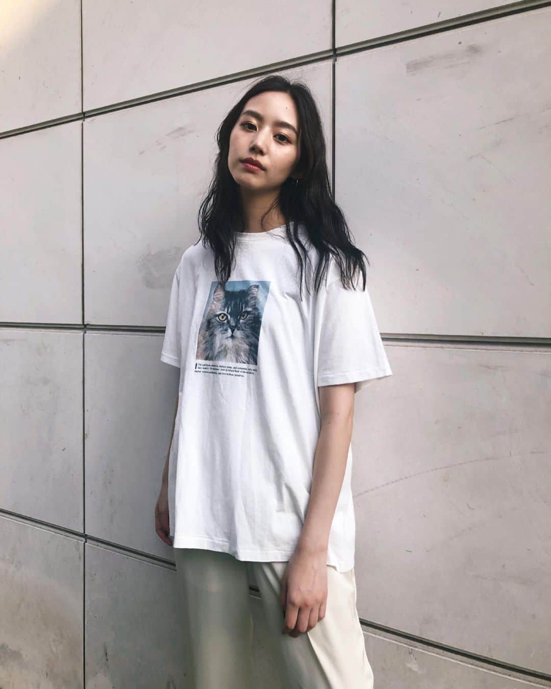 Shiho Sasakiのインスタグラム：「今季イチオシのCat graphic🐈 2種類あるけど、私は フロントに顔どUPの、ビックbodyTの方が好き💘 履き回しやすさ抜群のサテンpantsも入荷中です👏 #MOUSSY#MOUSSYSNAP」