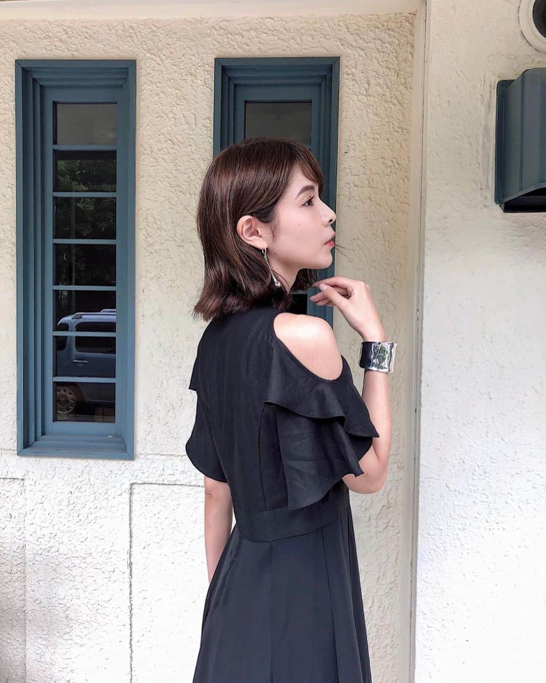Yuika Matsuさんのインスタグラム写真 - (Yuika MatsuInstagram)「. しふく . . @liecollection_ の シルエットとデザインが 凄く綺麗なワンピース👗❤︎ . . ひらひら揺れる スカートや 肩のデザイン が他にはない 上品さで一目惚れしました ✨ . . 今回は converseに合わせたけど ヒール👠をはいたら パーティーにも そのまま参加できちゃいそう❤︎❤︎ . . LIE (ライ) は #nyコレクション ブランド で #ソウルファッションウィーク や 上海、香港、パリでもSHOWや 展示会をしているブランド ☺︎ . . なかなか 手にとって見る機会がないんだけど、 . . ▶︎ 7月24日（水）〜7月30日（火） . 阪急うめだ本店3階 @hankyumode  コトコトステージ で popup がスタートしますよ❤︎ . . . さらに！！ 7月27日には @liecollection_ の  デザイナーが14時～16時まで来店✨ . . 限定10名で ご購入されたお客様に プレゼントがあります🤭💕 . . . . . . . . #LIE #阪急うめだ本店 #大阪 #ソウルファッションウィーク  #서울패션위크  #lielook #韓国 #ソウル #seoul #etretokyo  #大人ファッション#yuika_code👗」7月21日 19時58分 - yuika00802