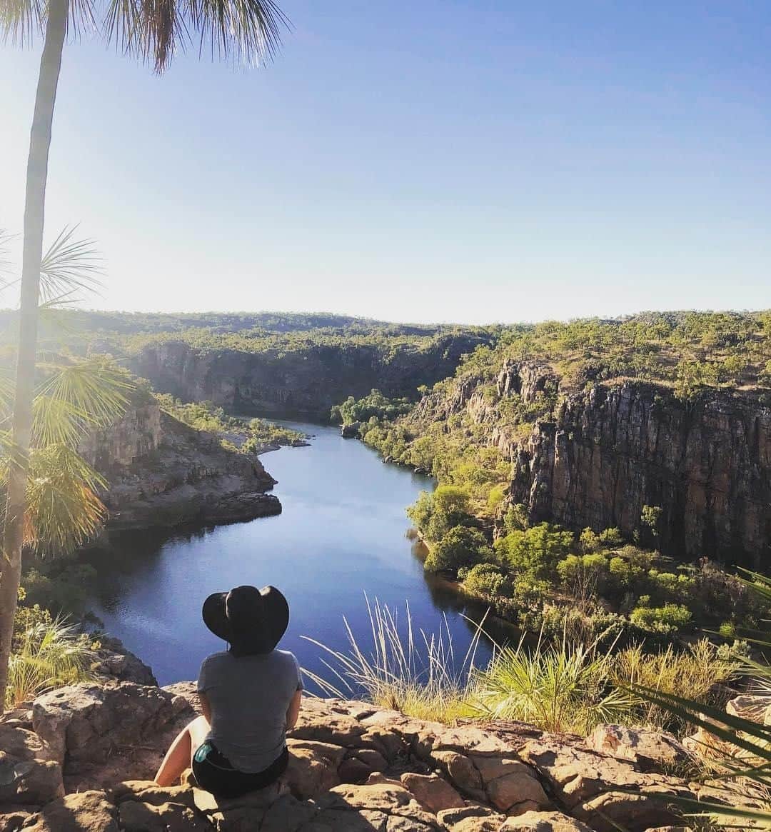 Australiaさんのインスタグラム写真 - (AustraliaInstagram)「@tourismtopend is looking gorgeous with its gorges. 💙 @danirayofsunshine enjoyed a top view in @ntaustralia’s #NitmilukNationalPark, which has 13 gorges carved from ancient sandstone, and can be explored on foot, by canoe, boat or helicopter. A three-hour drive from #Darwin, you can book guided tours with @nitmiluktours, @aatkings and @kakaduair to experience different parts of the park. Don’t go past a canoe tour along the gorges to see waterfalls, Aboriginal rock art and wildlife, and a scenic flight for an aerial view of the expansive system.  #seeaustralia #ntaustralia #tourismtopend #viewfromthetop #thegreatoutdoors」7月21日 20時00分 - australia