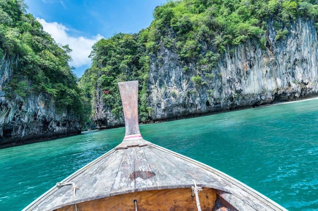ルフトハンザさんのインスタグラム写真 - (ルフトハンザInstagram)「Surrounded by limestone rocks we approach the hidden bays of the tropical islands on a long tail boat. #FindYourAdventure #Lufthansa #FlyToBangkok」7月21日 20時01分 - lufthansa