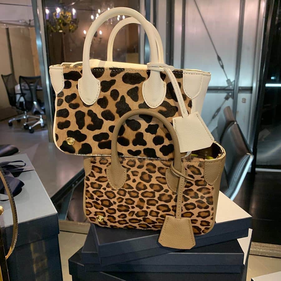 前田典子さんのインスタグラム写真 - (前田典子Instagram)「#ADMJ #バック @admjofficial_bag  #AW展示会へ  #新作 #ジャガード #バイカラー #アニマル  ニットのドレスは @sarahpacini_official  #サラパチーニ」7月21日 20時02分 - maenorichang