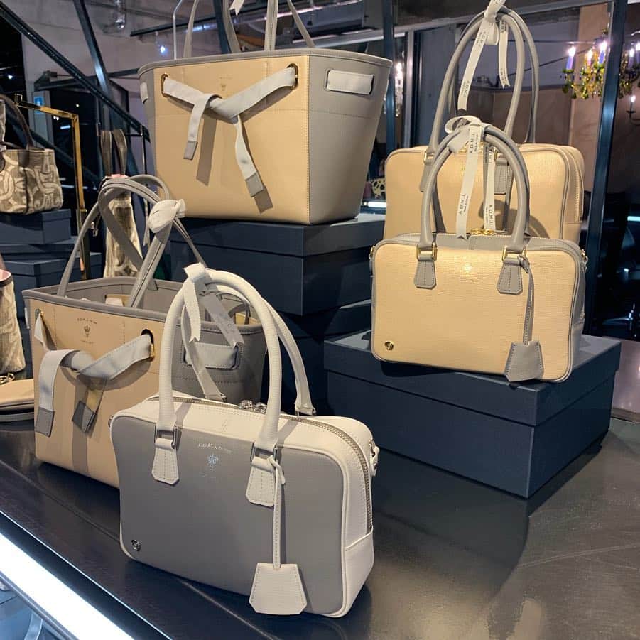 前田典子さんのインスタグラム写真 - (前田典子Instagram)「#ADMJ #バック @admjofficial_bag  #AW展示会へ  #新作 #ジャガード #バイカラー #アニマル  ニットのドレスは @sarahpacini_official  #サラパチーニ」7月21日 20時02分 - maenorichang