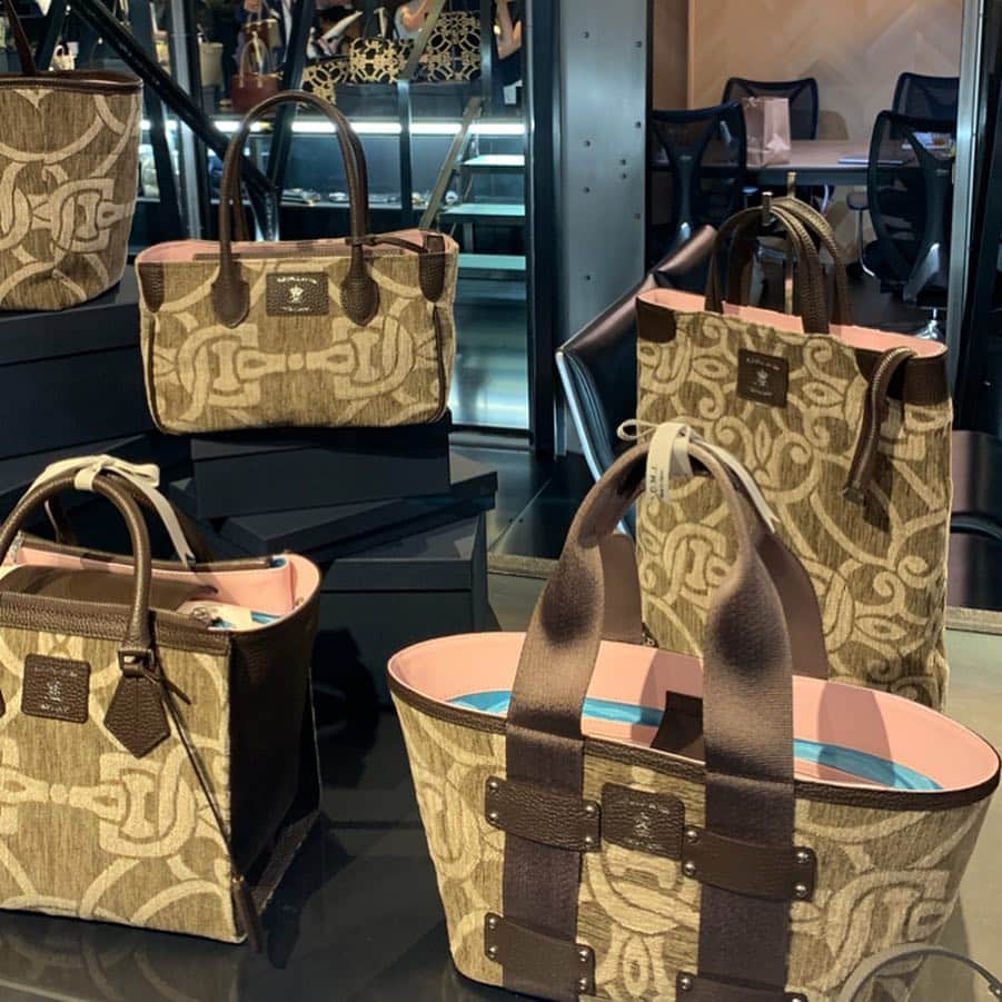 前田典子さんのインスタグラム写真 - (前田典子Instagram)「#ADMJ #バック @admjofficial_bag  #AW展示会へ  #新作 #ジャガード #バイカラー #アニマル  ニットのドレスは @sarahpacini_official  #サラパチーニ」7月21日 20時02分 - maenorichang