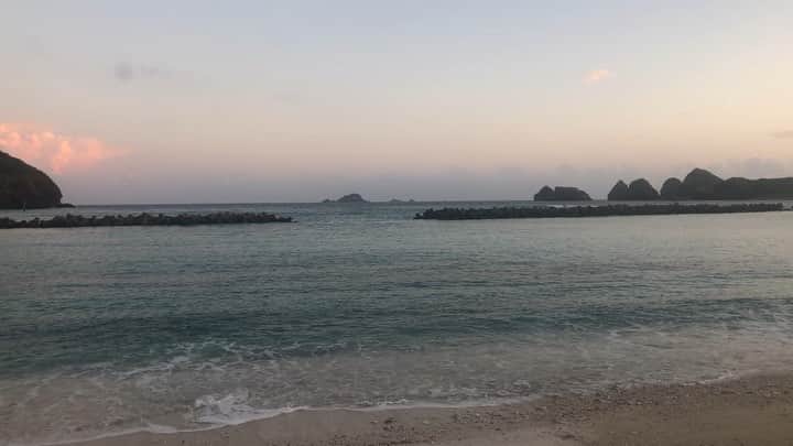 はねゆりのインスタグラム：「離島生活なんやかんやで47日目🌊✨﻿ ﻿ 癒される〜波の音に…﻿ ﻿ 今度は、夕日をバッチリ撮りに行けたらなぁと思いました。どんどん過ぎていくこの島での日々﻿ ﻿ 当たり前じゃない、今だけの島ライフ﻿ 仕事も遊びも思いっきり楽しまなきゃ！！！﻿ ﻿ Gopro7が届いたら﻿ もーっともっと海の動画とか写真とかあげますね！﻿ ﻿ みなさんが、今日も幸せな気持ちで眠りにつけますように😌💕﻿ ﻿ ﻿ My Isolated island life is already day 47!!!﻿ Time flies sooo fast🤪﻿ ﻿ The wave's sound makes me so calm and relaxing.﻿ ﻿ BTW I bought Gopro7!!! I'm gonna take a lots of pic and video when I get it!!!!!﻿ ﻿ I hope you guys have a fantastic night🌙﻿ ﻿ ﻿ #akaisland﻿ #kerama﻿ #okinawa﻿ #阿嘉島﻿ #慶良間諸島﻿ #HANAMURO﻿ #ハナムロ」