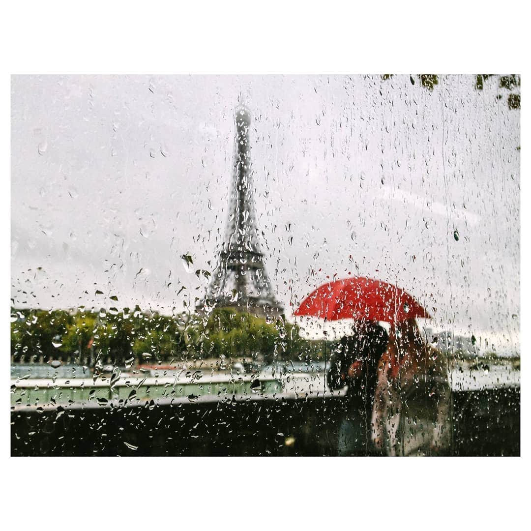 VuTheara Khamさんのインスタグラム写真 - (VuTheara KhamInstagram)「Paris Under the Rain ❤️🎥」7月21日 20時14分 - vutheara