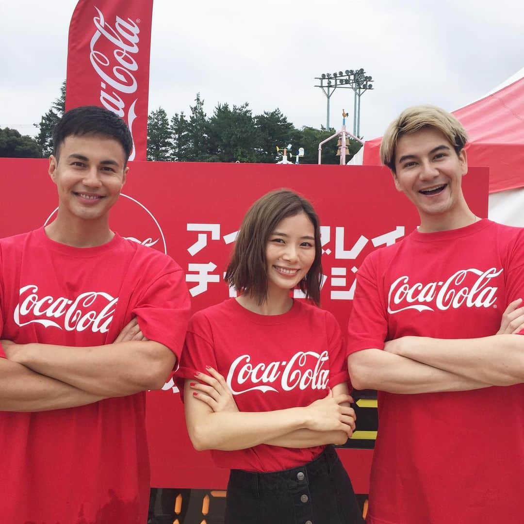 のインスタグラム：「本日新しいトリオをが誕生しました。朝日奈央with Jです。そう、朝日さんが2人のJOYを引き連れる形のwith Jスタイルです。 この夏は @cocacola を飲んで楽しい夏にしましょう😆👍 #朝日奈央 #withJ #cocacola  #コカコーラ #アイスブレイクチャレンジ」