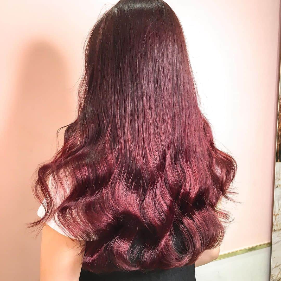 原涼香のインスタグラム：「ㅤㅤㅤㅤㅤㅤㅤㅤㅤㅤㅤㅤㅤ Gradation red ❤️🌈 根元から明るいのは抵抗がある... というお客様のために( ◠‿◠ ) ㅤㅤㅤㅤㅤㅤㅤㅤㅤㅤㅤㅤㅤ グラデーションのバランスもお洒落💓 バターもしています🌼 ㅤㅤㅤㅤㅤㅤㅤㅤㅤㅤㅤㅤㅤ」