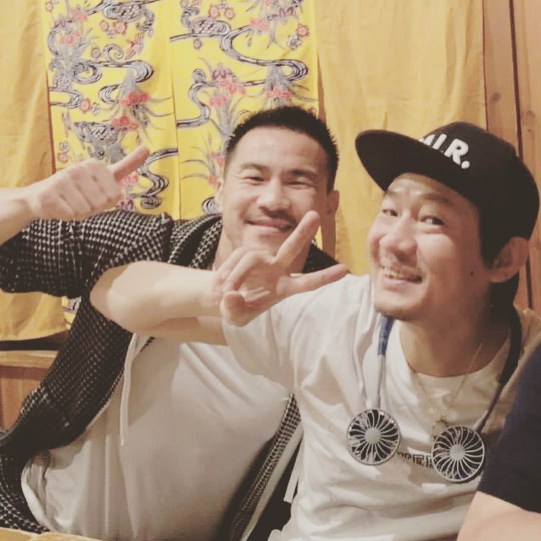 岡崎慎司のインスタグラム：「ケツメイシのライブ in 沖縄 先日やっとケツメイシさんのライブを見に行けました。 ケツメイシのメンバーは当然かっこよかったけど、スタッフやダンサーやファンが作り上げるライブは鳥肌が立つぐらい感動と興奮でした。この２人にはいつもお世話になってます。🙏🙏😊 #トモダチ#覚悟はいいか#飲みニケーション#好きな曲盛りだくさん#沖縄も満喫#最高のOFF💯#りょうさんりょうじさんと写真撮れず🤲」