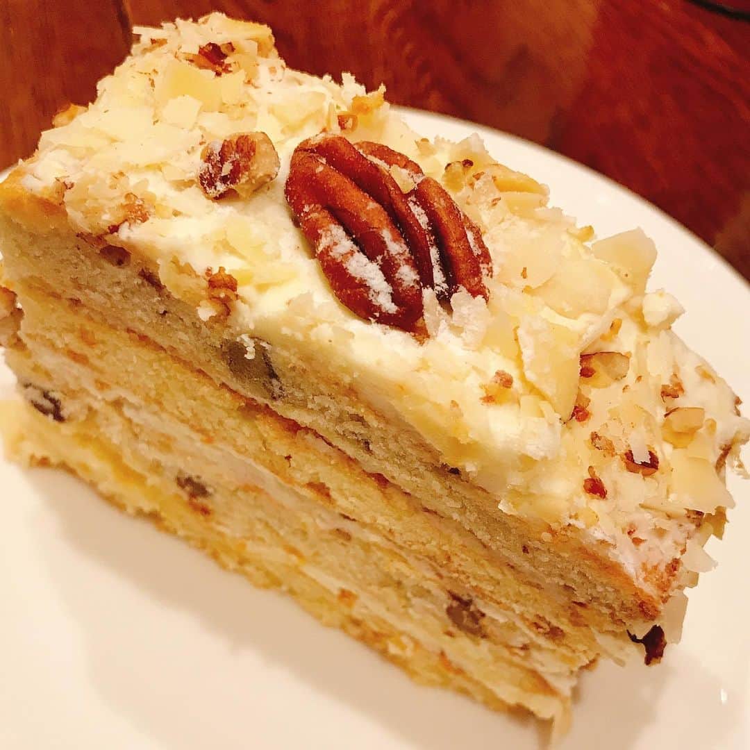 佐藤もも子のインスタグラム：「🍰ケーキ教室🍰  オレンジのレイヤーケーキ🍊🧁🧡 写真ないけど生キャラメルも作りました🧡  家族で美味しく頂きました💖🍰 #ケーキ #ケーキ教室 #おかし作り #ケーキ作り #手作りケーキ #お菓子 #スイーツ #オレンジ」