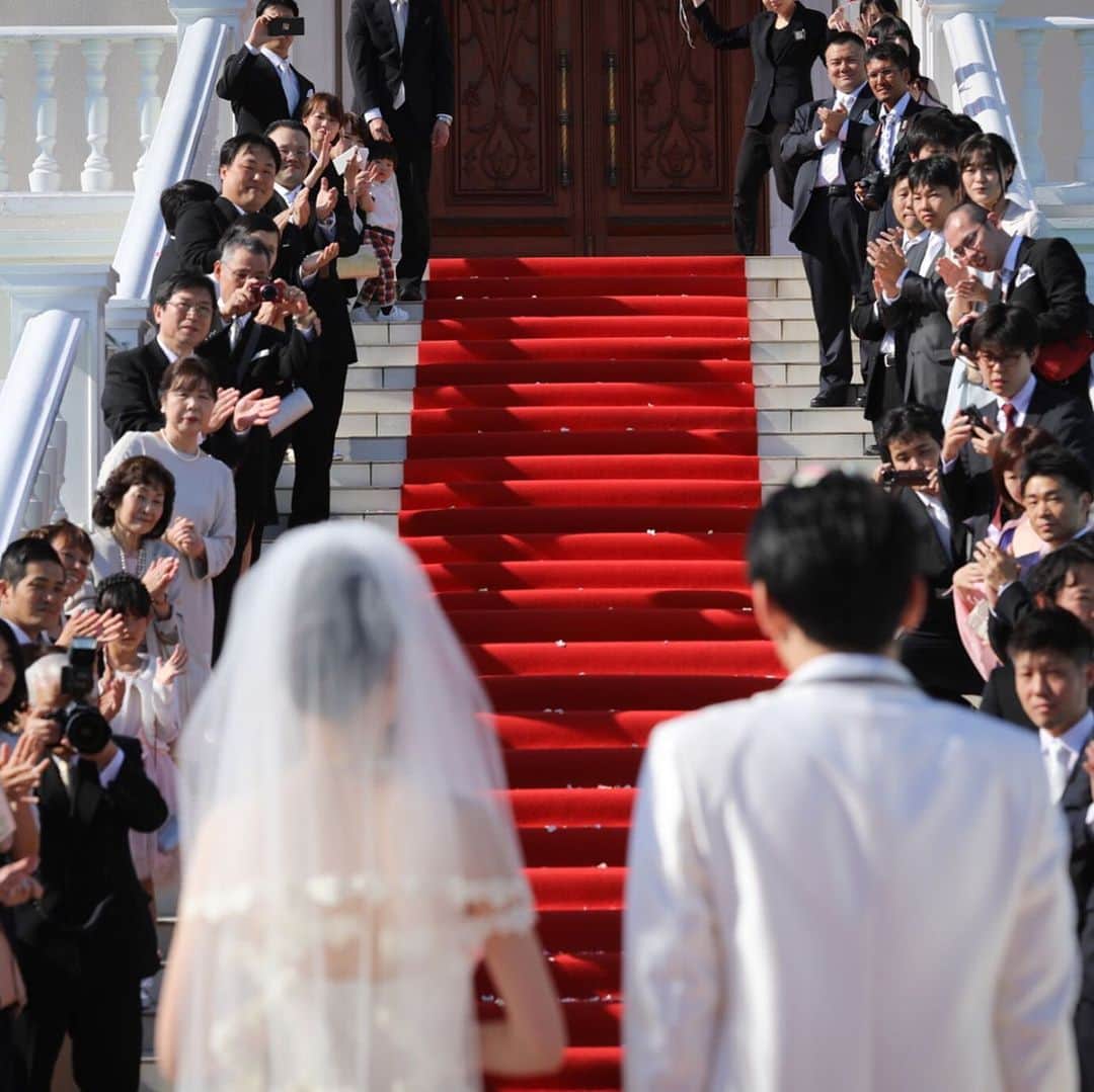 アートグレイスウエディングコースト大阪さんのインスタグラム写真 - (アートグレイスウエディングコースト大阪Instagram)「. . 赤バージンロードの世界観❤️👠🌹🎈💄 . . .  皆さま、ぜひ挙式レポ投稿してくださいね💐 . 皆さまの素敵な想い、お待ちしております♪ . . #プレ花嫁 #結婚 #花嫁 #BB花嫁 #アートグレイス大阪 #アートグレイスウェディングコースト #ウェディングドレス #ナチュラルウェディング #ウェディング #2019年夏婚 #2019年秋婚 #日本中のプレ花嫁さんと繋がりたい #ドライフラワー #マイレポ #チャペル #結婚式準備 #ブライダル #ブライダルヘア #ウェディングフォト #全国のプレ花嫁さんと繋がりたい #卒花 #卒花嫁 #結婚式 #ゲストハウス #ゲストハウスウェディング #令和元年 #令和婚」7月21日 20時26分 - art_grace_wedding_coast