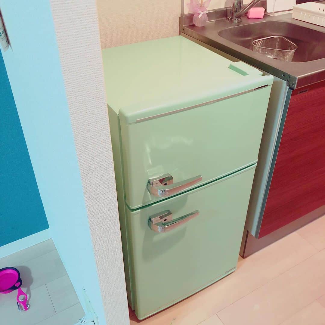 Arisa Nanaseさんのインスタグラム写真 - (Arisa NanaseInstagram)「緑ってどう？ 新オフィスの冷蔵庫✨白が良かったけどこれしかなくてグリーンに🐥 ユニークだしいっか！ ・ ・ 家具選ぶときはいかに部屋が広く見えるかで配色&デザイン決める。 #家電 #冷蔵庫 #ミニ冷蔵庫 #カフェ風 #オフィス家具 #グリーン #家電購入 #家電選び #新居 #仕事場」7月21日 20時27分 - arisa.nanase