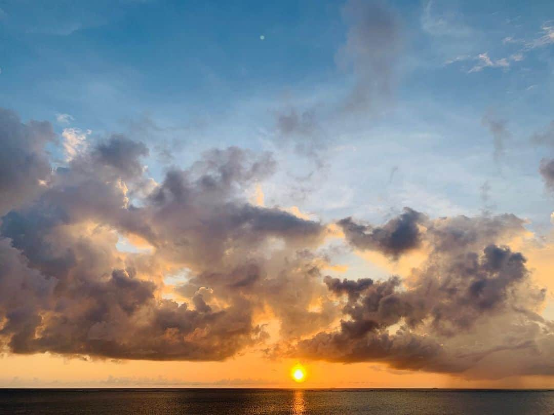 高木万平・心平さんのインスタグラム写真 - (高木万平・心平Instagram)「沖縄 sunset🌇 海は勿論、沖縄はsunsetも最高なんす。 shinpei  #双子 #twins #万平 #心平 #沖縄 #sunset #大自然」7月21日 20時29分 - man_shin_takagi