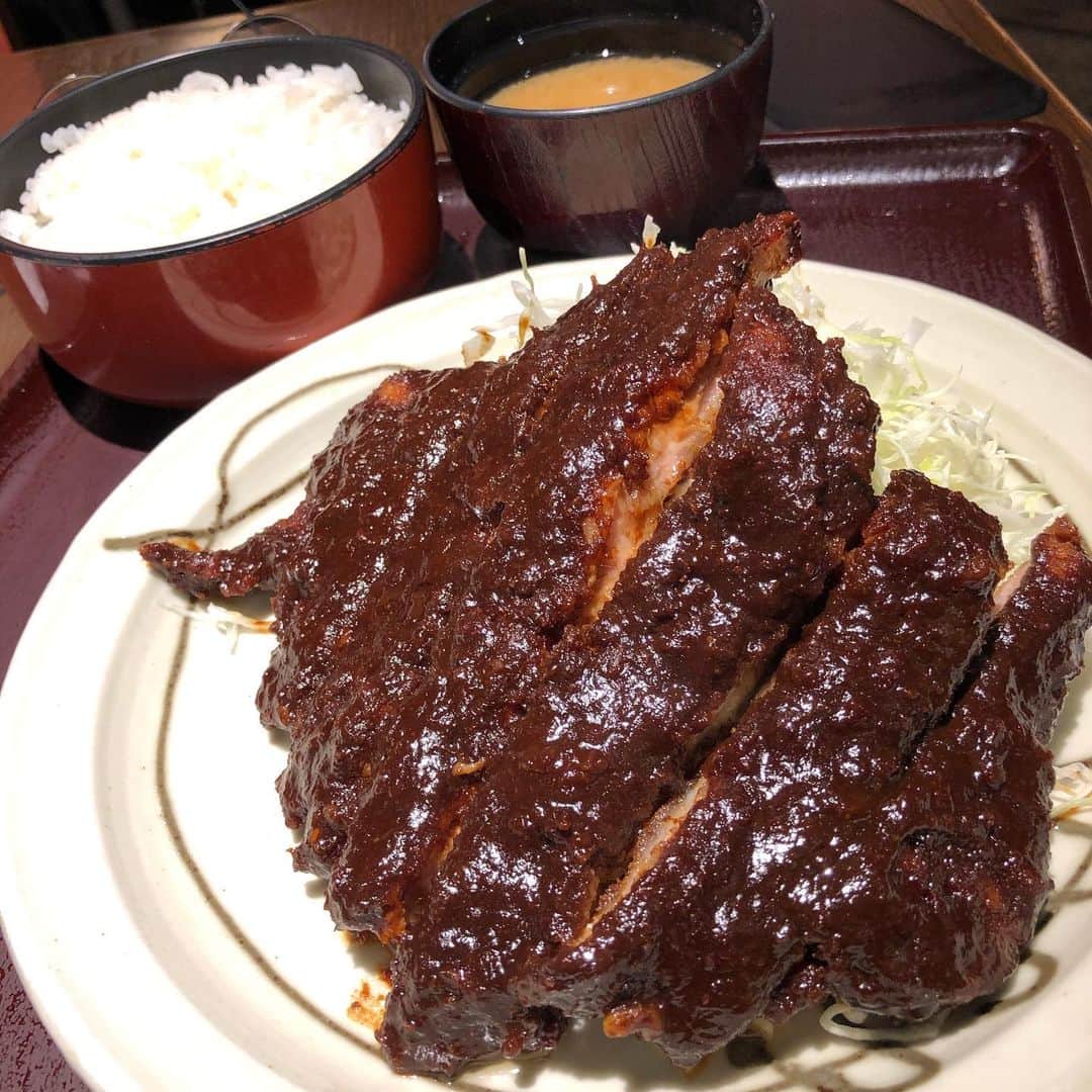 みずしな孝之のインスタグラム：「突然のジャンボみそかつ定食  みそ好きです。 たまに東京のスーパーでも見掛けるつけてみそかけてみそを見つけると買ってしまうくらいには好き。」