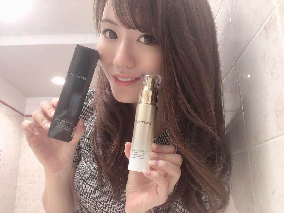 のインスタグラム：「. . 新発売の美容液٩(๑❛ᴗ❛๑)۶ . エクセレントセラム✨ 美容液粒子が細かくて お肌にすっとなじみやすい✨ ベタベタしない小シワとかにも良いみたい🙆‍♀️ . 夏の紫外線やエアコンでの お肌のダメージ対策しなければ😪 .  #エクセレントセラム#美容#美肌#スキンケア#エイジングケア#ハリ#ツヤ#キメ#潤い#excellentserum#tamahana#asmeestelle #美容液#新発売#PR」