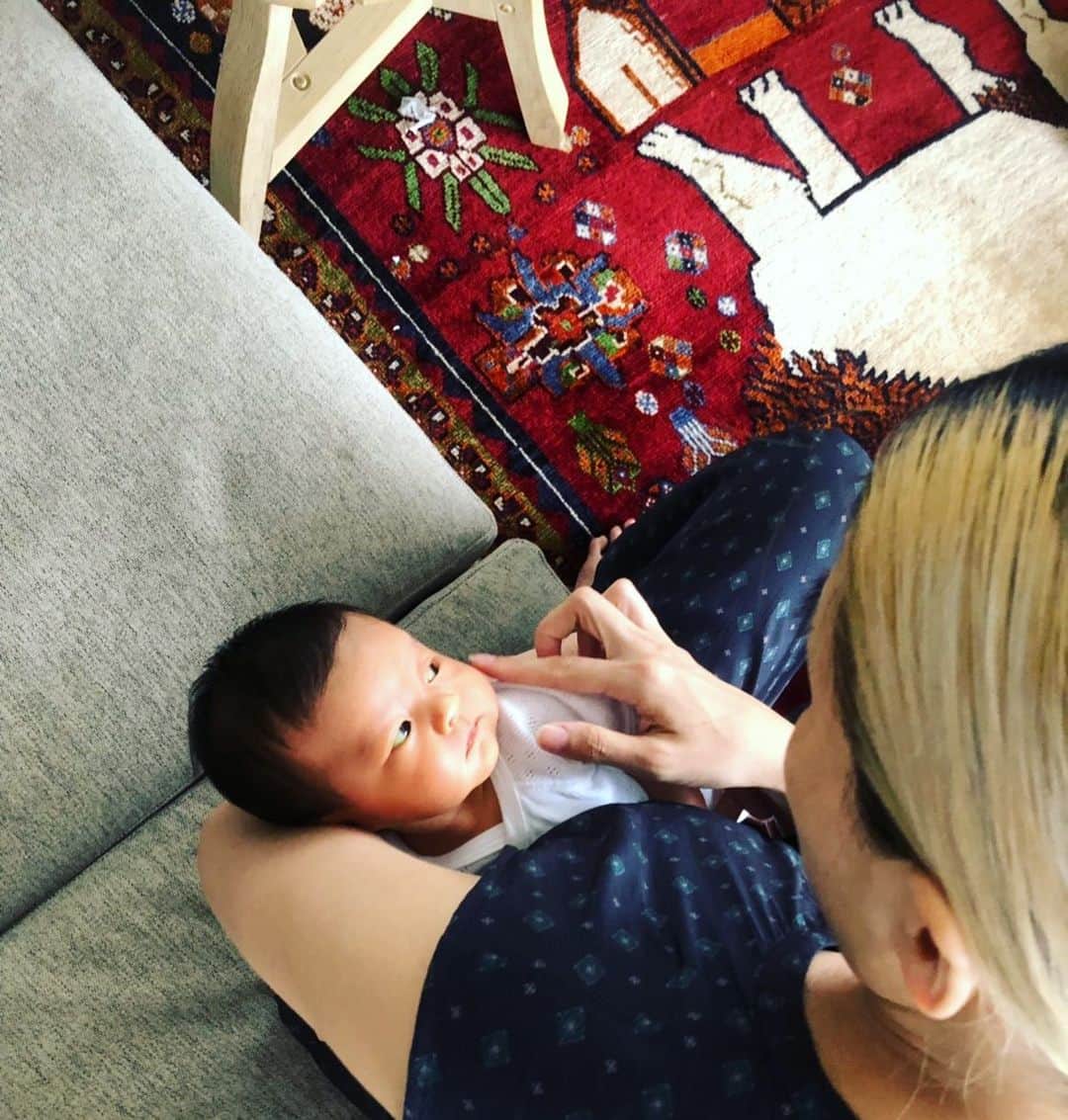 小濱なつきのインスタグラム：「1カ月経ったよ👶✨ ぽちゃぽちゃしてきてもう頬っぺたが落ちそうです。 #hellomybaby #babygirl #新米ママ #奮闘記」