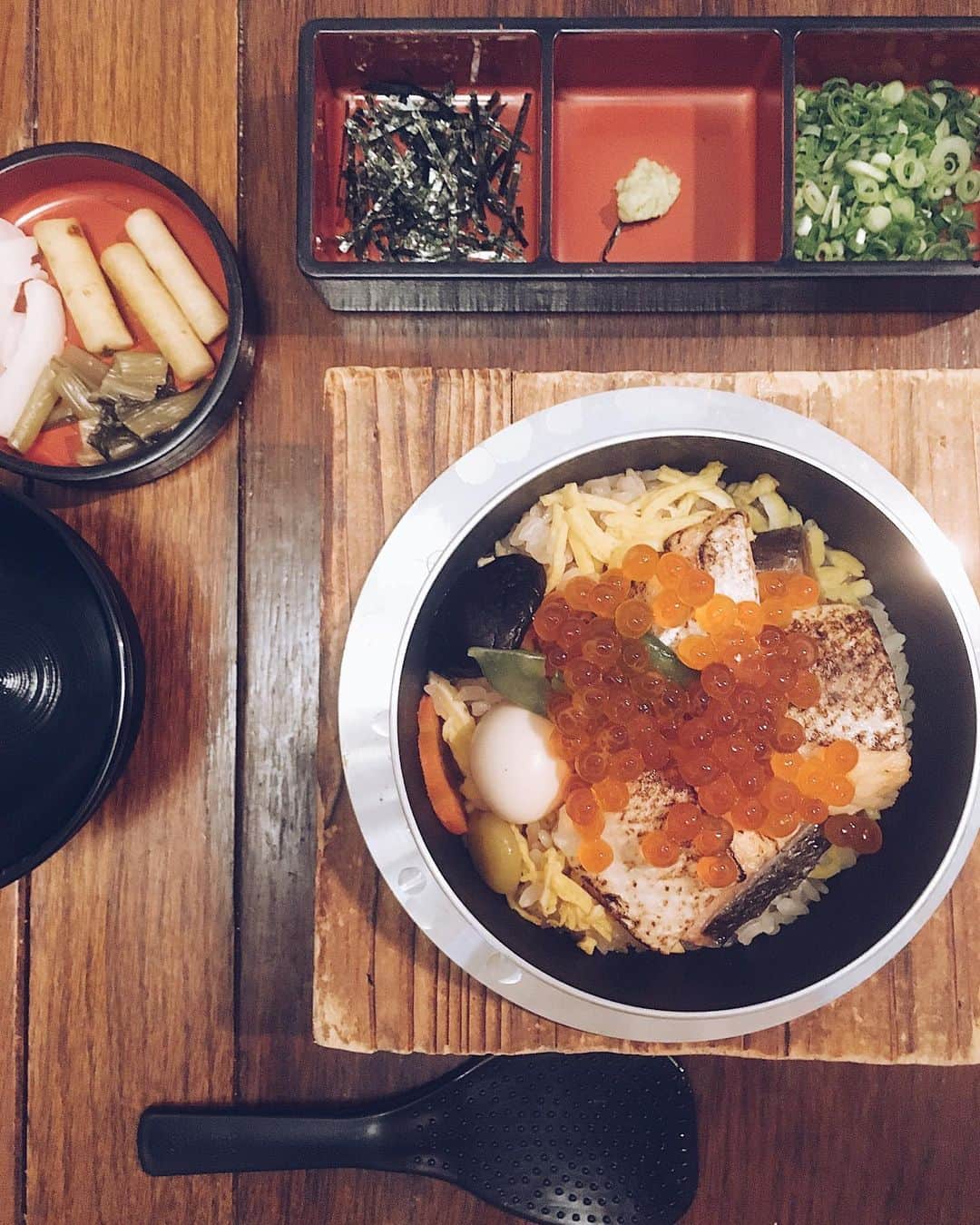 長谷川唯のインスタグラム：「・ ・ よく撮影のランチのときに食べてた釜寅を久々に食べたけど、やっぱり美味しすぎて好き💗好きな食べものはずっと変わらないタイプ😘✨ ・ ・ あーおいしかった🤤明日も頑張れそ🧡 ・ ・ #釜寅 #lunch #happy #today #しあわせな休日 #instagood」