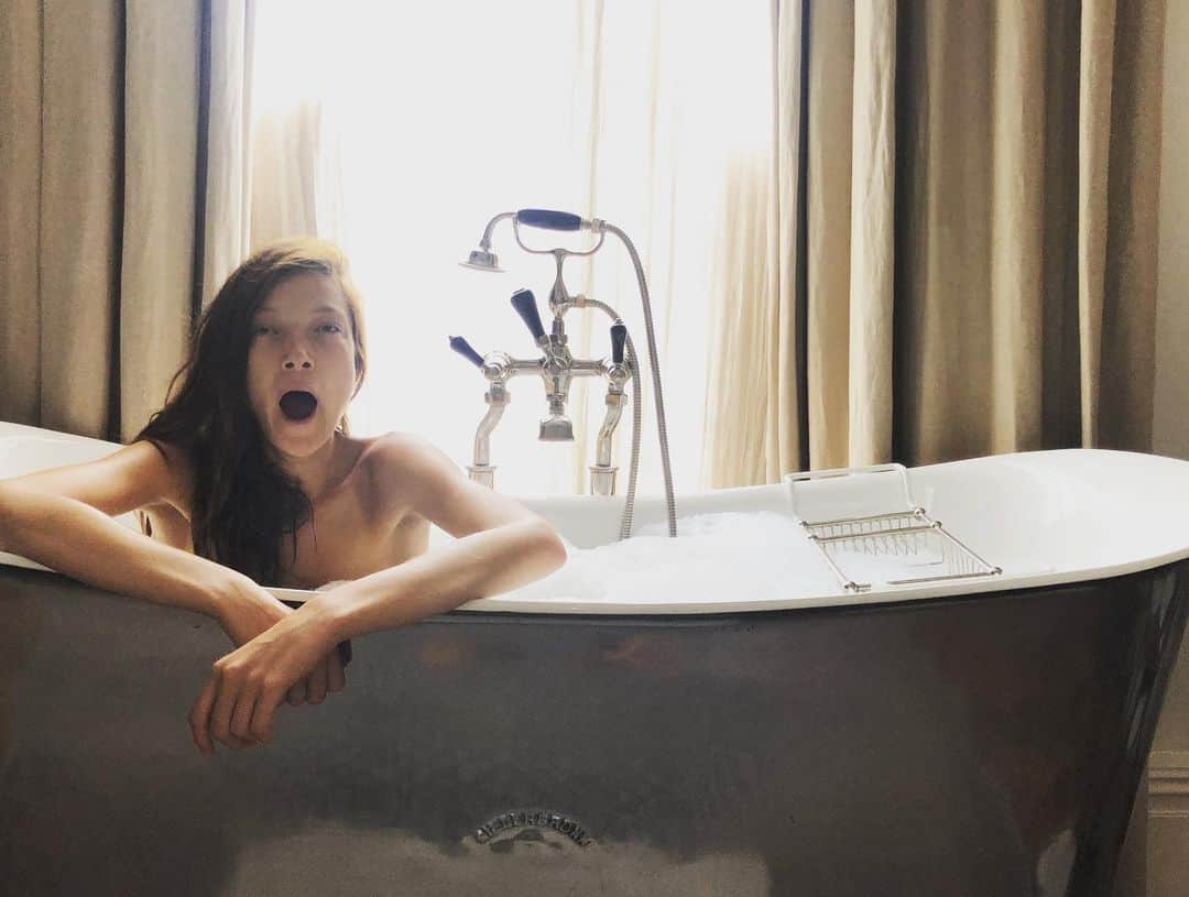 ユミ・ランバートさんのインスタグラム写真 - (ユミ・ランバートInstagram)「🛁 Asian bubble 🛁 #sleepyhead」7月21日 20時38分 - yumilambert