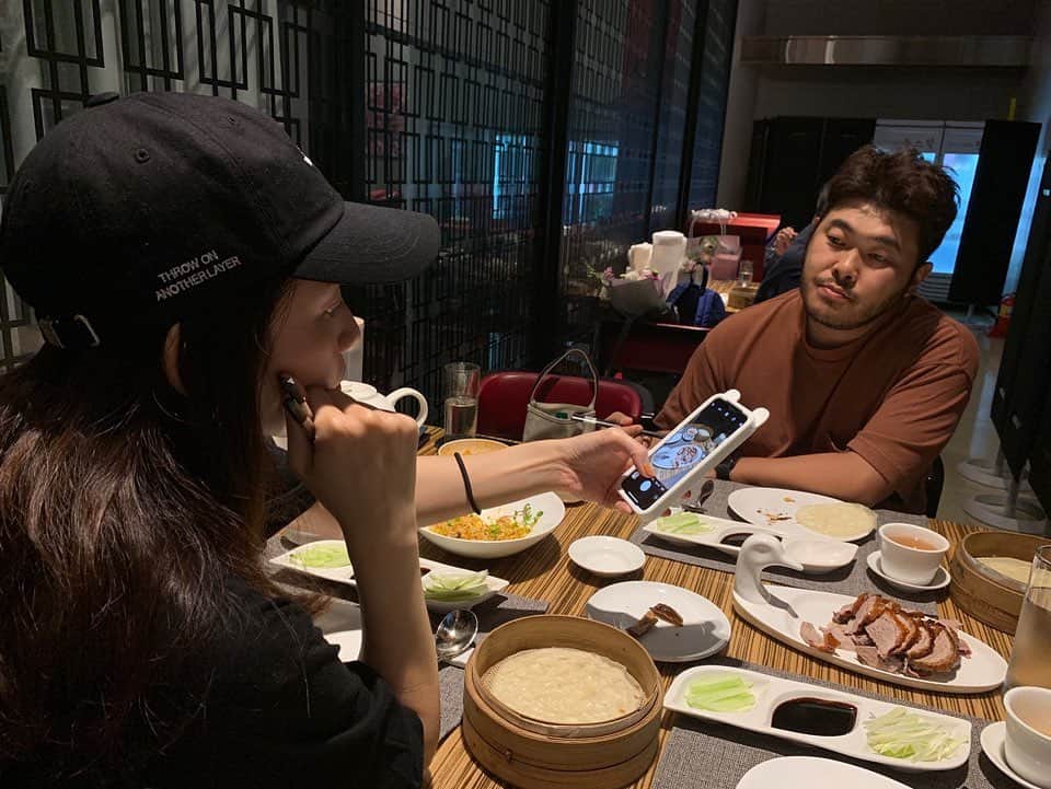 キム・ギバンのインスタグラム：「. 여보..흐름끊겼.. 제발 먹자..🤪 . #기다릴줄아는남자가미인을얻는다 #순간포착의끝판왕윤꽁님 #희바라기방」