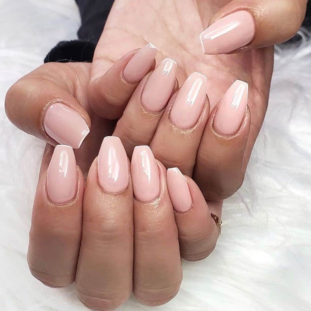 のインスタグラム：「French nails are my fav as always 💕by @colorsnail.official @mia_colorsnail 💕 ・ ネイルは先端をほっそいフレンチにしてもらいました❤︎すっごいお気に入りで次もこれにしようかなって思うくらい💅 担当は @mia_colorsnail 💕」