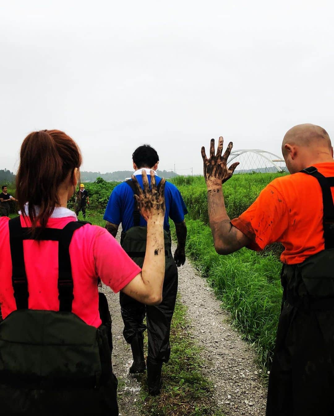 あばれる君さんのインスタグラム写真 - (あばれる君Instagram)「探し物を求めて…。我々は泥を探る。」7月21日 20時41分 - abarerukun