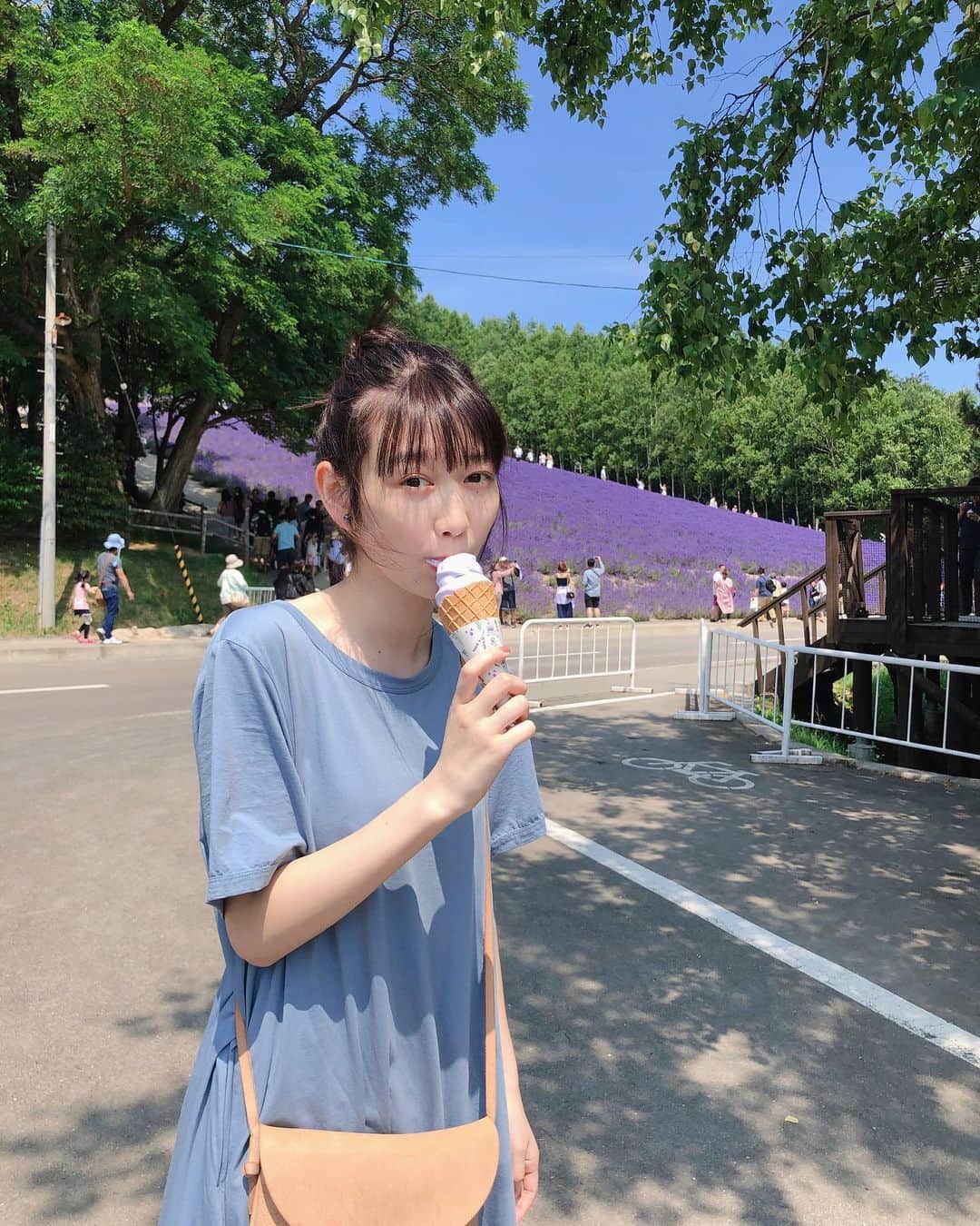 岡本夏美さんのインスタグラム写真 - (岡本夏美Instagram)「ラベンダーアイス。 夏は、溶けるのがはやい、そりゃそう」7月21日 20時42分 - okamoto_natsumi