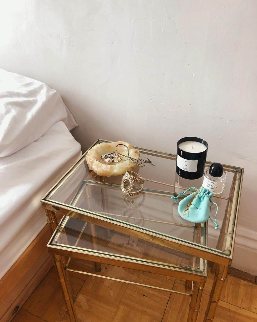 ベイカー恵利沙さんのインスタグラム写真 - (ベイカー恵利沙Instagram)「Finally found the perfect bedside table for my room♡ @dobbinstcoop  前の家は家具付きだったから、はじめてNYで家具集めしてる！ ずいぶんのんびり時間かけてるけど、ずっと探していたベッドサイドテーブルを大好きなvintage shopで見つけてすごく嬉しい🥰 一目惚れでサイズも図らず電車で運んで帰ったんだけど、ぴったりだった♡ 部屋が小さいから狭く見えないようにガラスなのも嬉しい、 重なった小さいテーブルも優秀！ あとはラグと可愛いランプを探してる🧞‍♂️ アクセサリー置きとキャンドルは、 これまた大好きな @shopthebreak で見つけました🕯 隣同士のお店だよ🌼」7月21日 20時42分 - bakerelisa