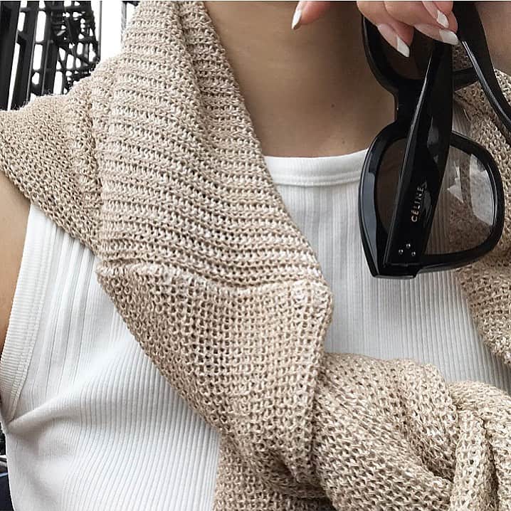 のインスタグラム：「_______ 🐒✔️ . 肩に羽織ったサマーニットは、 冷房対策と服全体のバランス調整に。 . . #outfit #summerknit .」