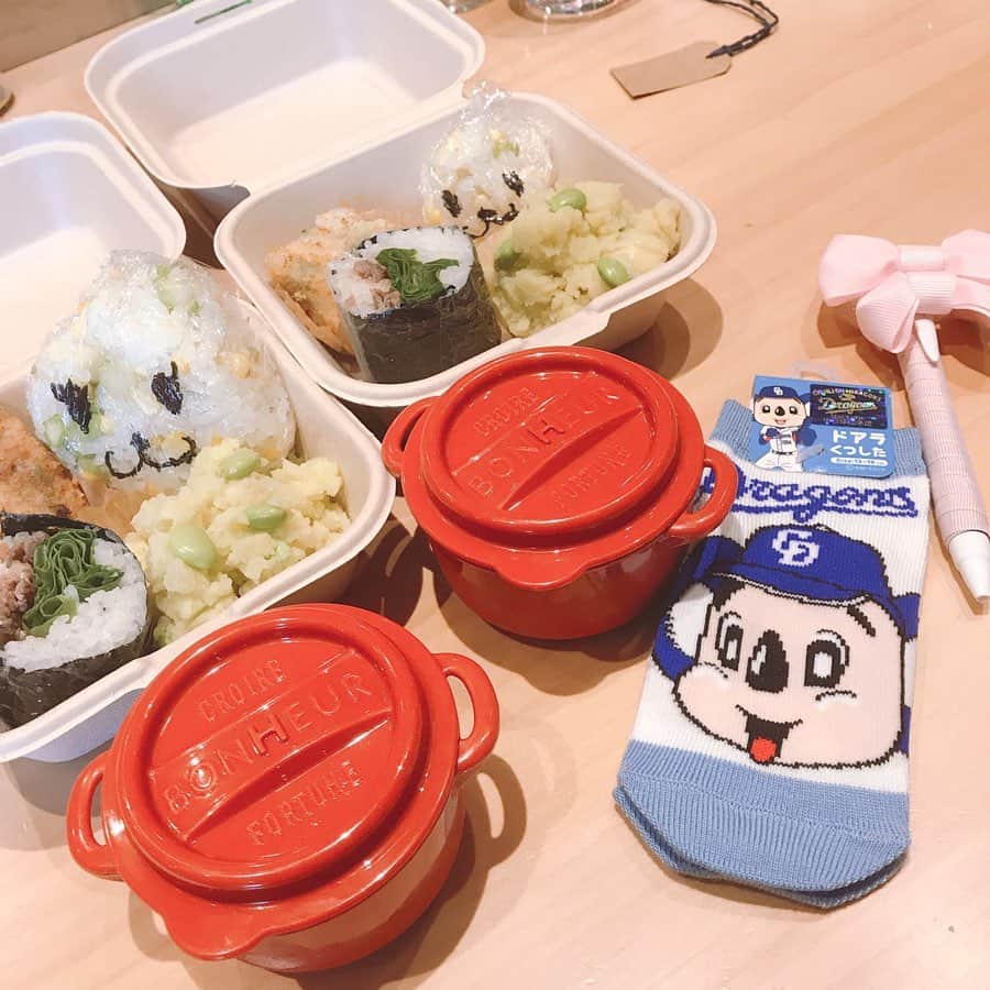 小椿希美のインスタグラム：「・ 松本での料理イベント。 無事に終了いたしました✨ ご参加いただいた みなさま、 本当にありがとうございます。 ・ スポーツ観戦に そのまま行けるランチボックス🧺🍴 松本山雅の応援をイメージして おかずは、全部緑の食材を 使いました。 親子参加者もいたので、 お子様には、 名古屋と言えばの 中日ドラゴンズの ドアラ靴下をプレゼント⚾️ にこにこ笑顔を見せてくれました☺️ ただ松本で履けるのかな🤔笑 ・ はじめてのことばかりで 予想外の展開や 至らない点も多々ありました😭 それでも、 楽しかった！美味しかったと 笑顔で帰っていただけたことが 本当に救いで嬉しかったです。 ・ 松本での再開催の希望や アスリートカレーのレッスン希望。 インスタを見てくださった方からの 岐阜開催の希望など 予想以上の反響を いただきました。 無理のない範囲で、 ゆっくりのペースでまた 企画出来たらと思っています。 ・ 撮影は、 親子で参加してくれた さやかちゃんです💚 さやかちゃんも 山雅カラーの 応援ランチをしっかり食べて 飯田真輝選手の Jリーグ出場300試合の プレゼンターという大役もあり アルウィンに応援に行きました。 そんな中、 私の応援にも駆けつけてくれて ありがとう✨ そして、料理イベントの開催に 全面的に協力してくださり スペシャルなデザートとコーヒーを 用意してくれた オステリア信濃さま。 ありがとうございました✨ ・ 松本の街をゆっくり まわる時間が取れたので 長野県にいた頃は 知らなかった場所に いくつか立ち寄りました。 本当におススメしたい 場所に出会ったので またひとつづつご紹介していきます。 ・ 今夜はzero選挙。 私も投票を済ませ、 選挙特番を観ています。 ・ #松本#松本料理教室#料理イベント #オステリア信濃#ランチボックス #スポーツ観戦ランチ#松本山雅 #名古屋土産#中日ドラゴンズ#ドアラ靴下 #信州大好き#アナウンサー #信州大好きアナウンサー #zero選挙#選挙特番#中京テレビ」