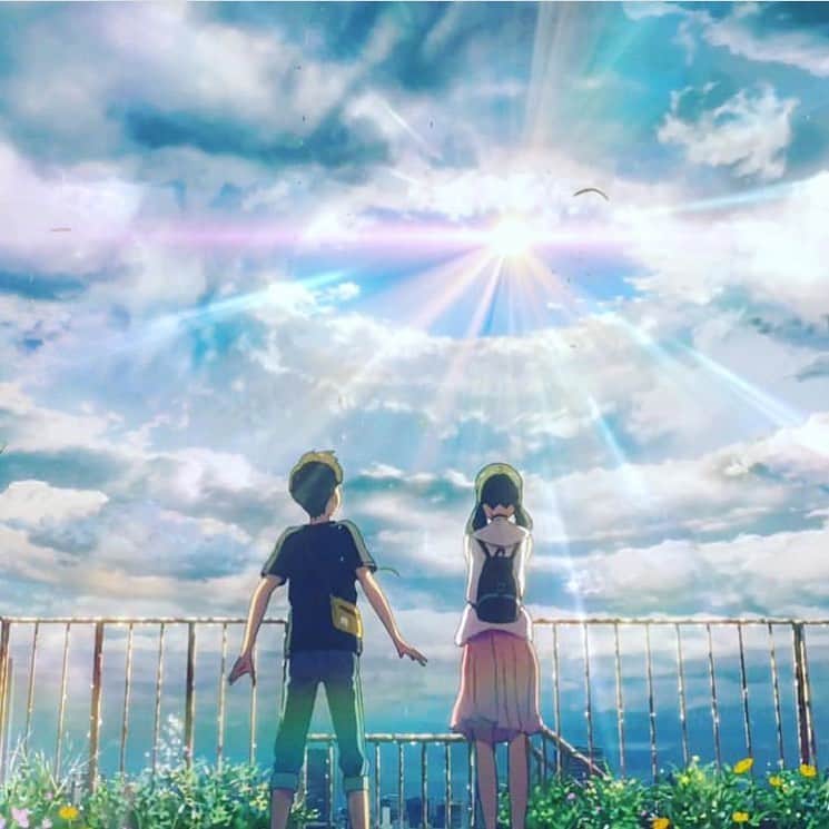 のインスタグラム：「「天気は、 天の気分」  #君の名は 熱烈fanの 子どもたち共々 公開を心待ちに していました💫  ネタバレに なるからあまり 言えないけれど、  世界より君。  それ、 痛烈に ロマンチックな 選択だと思う。  オリジナリティを 感じる。  そのような 思考は、 戦争をなくす。  主人公たちの 決断、大好き...。 映画館に あと2回は 行きます🎬  #映画 #至福の娯楽 #新海誠 監督✨✨ #radwimps ✨✨」