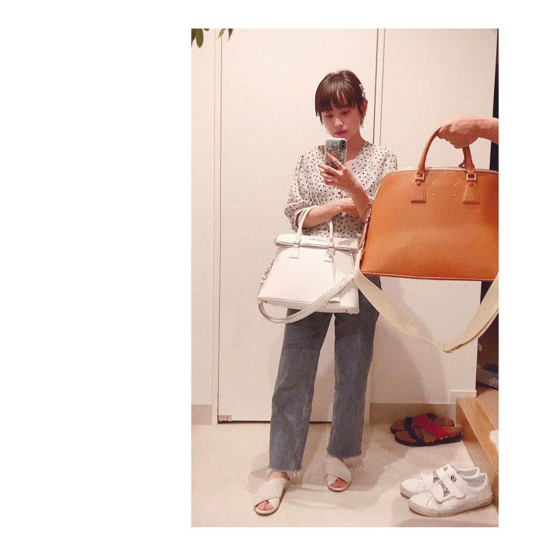 高橋愛さんのインスタグラム写真 - (高橋愛Instagram)「Matching bag 👜 ㅤㅤㅤㅤㅤㅤㅤㅤㅤㅤㅤㅤㅤ ㅤㅤㅤㅤㅤㅤㅤㅤㅤㅤㅤㅤㅤ ロスで買った バックは ずっと欲しかったカタチで 衝撃のセールだったので 買ってしまいました😏 ㅤㅤㅤㅤㅤㅤㅤㅤㅤㅤㅤㅤㅤ あべさんは おっきいやつ！ ㅤㅤㅤㅤㅤㅤㅤㅤㅤㅤㅤㅤㅤ 大事に使おう🙏🏻 ㅤㅤㅤㅤㅤㅤㅤㅤㅤㅤㅤㅤㅤ #今日のたかはし #お揃い #Matching #AIxHeather」7月21日 20時52分 - i_am_takahashi