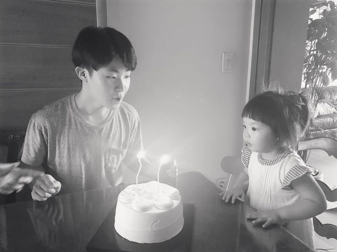 秋葉里枝さんのインスタグラム写真 - (秋葉里枝Instagram)「민규오빠 생일축하해요 ~ 예나가 매년 축하해줄거에요 😍 요즘 유난히 예나의 칭얼이가 늘어서 하루하루 늙어가는 느낌이지만 시누이집 있어서 살것같아요 🤣 이게 악마같은2살인가?  언제까지 그러지😭😭😭 旦那の甥っ子君のお誕生日🎂 咲那が一番るんるんでした😍 最近、咲那のイヤイヤ期が半端なく １日１日クタクタな毎日。 でも、義姉さんのお家があって生き延びれる🤣 魔の2歳到来か？まだ本調子じゃないのか？ - #조카생일 #가족모임 #甥っ子バースデー #家族day👪 #イヤイヤ期 #魔の2歳？😩」7月21日 21時06分 - rie_akiba