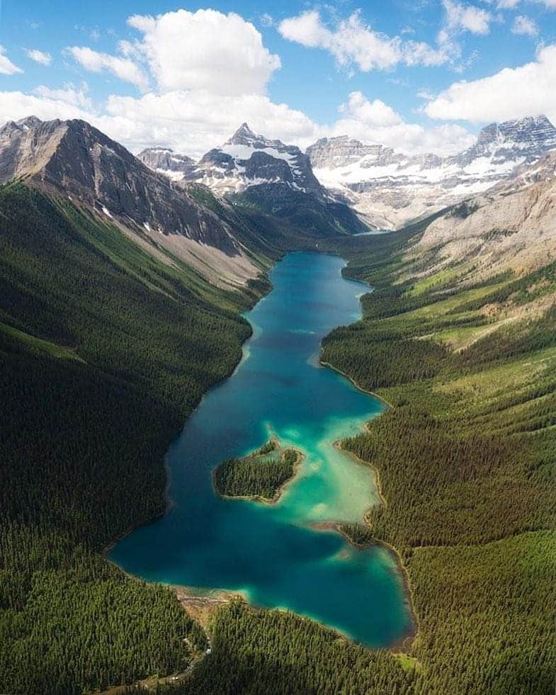 BEAUTIFUL DESTINATIONSさんのインスタグラム写真 - (BEAUTIFUL DESTINATIONSInstagram)「Flying over Marvel Lake in #Alberta, Canada. 🚁🇨🇦 (📷: @nick_fitzhardinge 📍: Marvel Lake, Canada)」7月21日 21時07分 - beautifuldestinations