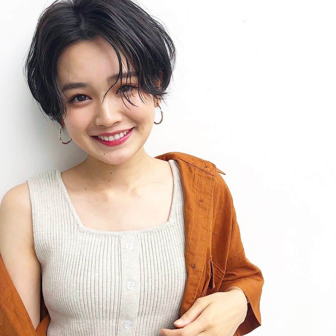 富久美玲のインスタグラム：「_ . ダークブラウンにして頂きんか＼(^o^)／💕 . #ヘアメンテナンス#ベリーショート#ハンサムショート#刈り上げ#ダークブラウン#ヘアカラー」