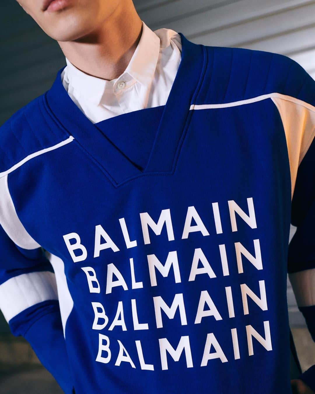 バルマンさんのインスタグラム写真 - (バルマンInstagram)「BLUE AUTHORITY The men’s #BALMAINPF19 collection showcases an explosive variation of colors. Available now in  #BALMAIN stores and on BALMAIN.COM #BALMAINARMY」7月22日 2時35分 - balmain