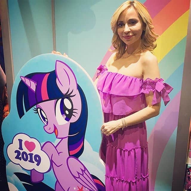 Hasbroさんのインスタグラム写真 - (HasbroInstagram)「#Repost @mylittlepony Somepony very special added a little extra sparkle to the #HasbroSDCC booth this weekend! 🦄✨ Double tap to show @tarastrong some 💗!」7月22日 2時35分 - hasbro